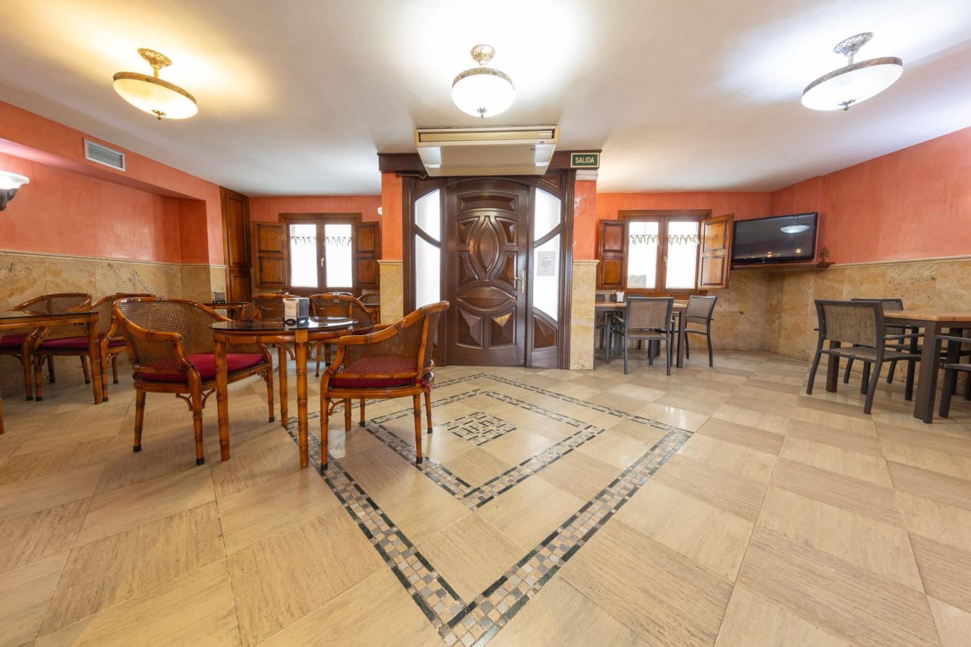 Hostal Sin Recep24H Puerta De La Villa - Pet Friendly & Restaurante Almazan Exterior photo