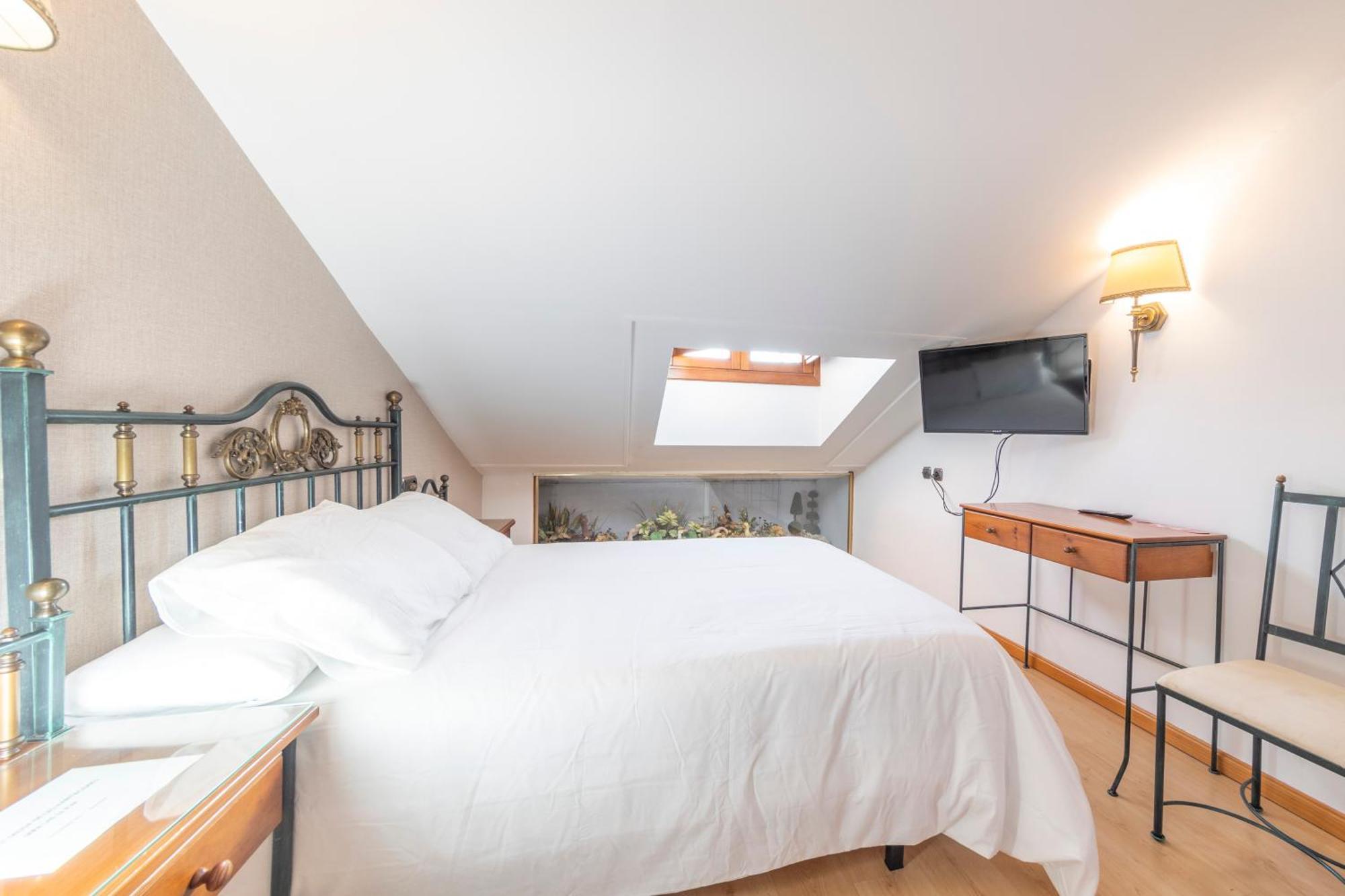 Hostal Sin Recep24H Puerta De La Villa - Pet Friendly & Restaurante Almazan Exterior photo