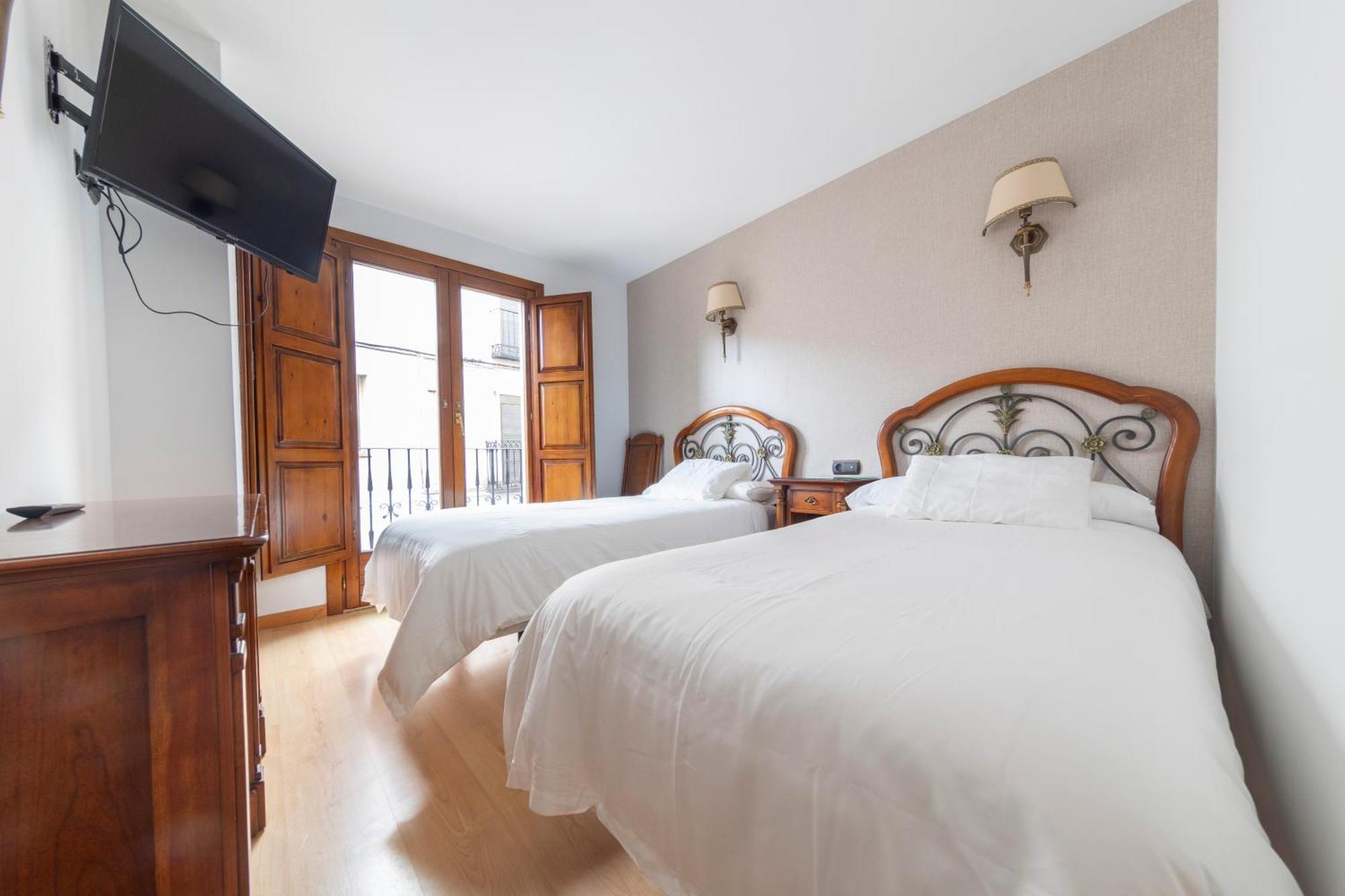 Hostal Sin Recep24H Puerta De La Villa - Pet Friendly & Restaurante Almazan Exterior photo